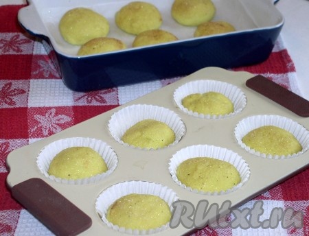 Каждый комочек теста выкатываем ладонью на доске в гладкий шарик, макаем его верхушкой в масло, затем в сахар с корицей и выкладываем в формочку. Я всегда пользуюсь бумажными формами для кексов.