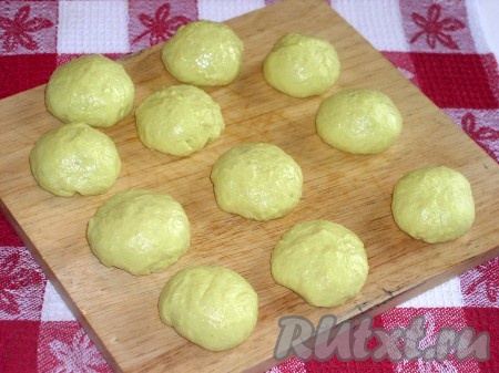 Готовое тесто делим на шарики величиной с куриное яйцо. Руки смазывайте маслом, так работать с тестом легче, оно останется воздушным.