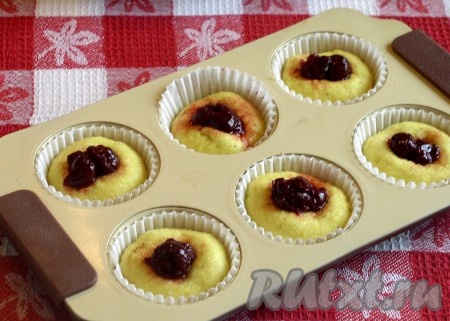 По желанию можете ручкой сделать углубление в центре уложенного шарика и поместить туда вишенку или другую ягодку. Но следует учесть, что тесто подойдет и ягодки могут скатываться. Даём кексам подойти.