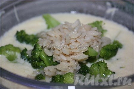 Добавить брокколи, рис, консистенция начинки для пирога должна быть не жидкой!
