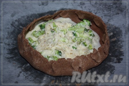 Раскатать тесто тонко, но так, чтобы не было дырок, аккуратно поднять края вверх и защепить их, чтобы начинка не убежала. Выложить на тесто начинку. Переложить пирог с брокколи и рисом на пергамент и отправить в разогретую духовку на 30-40 минут при температуре 170-180 градусов.
