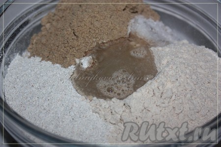 Смешать три вида муки, растительное масло, соль и воду, замесить тесто. Воды может понадобиться чуть больше или меньше.
