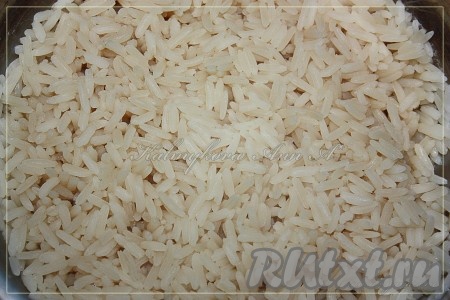 Рис отварить до готовности, я варила с соевым соусом.
