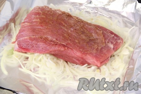 Поверх лука выложить свинину.