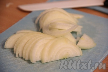 Лук нарезать полукольцами.