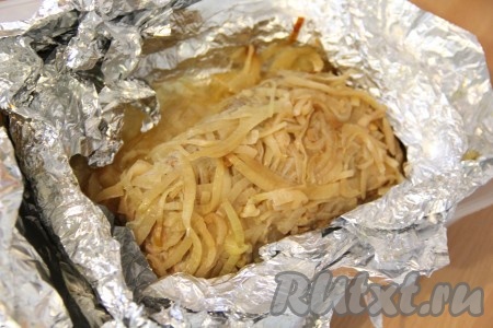 Затем отправить мясо в разогретую духовку и запекать при температуре 180 градусов примерно 1,5-2 часа. Время запекания зависит от веса куска свиного карбонада. Если не уверены в готовности мяса, тогда надрежьте его, если в разрезе нет розовых вкраплений, значит свинина готова. Хорошо остудить готовый карбонад в фольге. Я готовила мясо вечером, а затем оставила его на ночь остужаться в выключенной духовке. Развернуть фольгу и очистить остывшее мясо от лука.