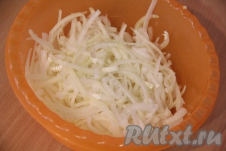 Тщательно перемешать лук с уксусом.