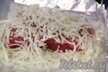 Разложить оставшийся лук поверх мяса.