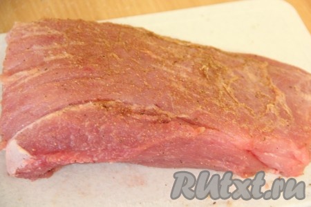 Свиной карбонад натереть со всех сторон солью и специями (я взяла смесь перцев и хмели-сунели).