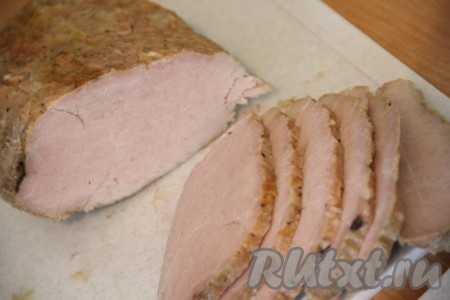 Свиной карбонад отправить в холодильник, чтобы он хорошо охладился, а затем можно его нарезать на тонкие кусочки и подавать как холодную закуску к праздничному или будничному столу.