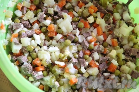 Добавить горошек в салат. Посолить по вкусу и тщательно перемешать.