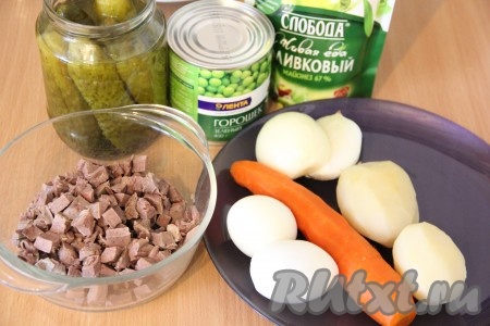 Картофель, морковь и яйца сварить до готовности. На варку картофеля в кожуре потребуется минут 25 с момента закипания воды, морковка сварится минут через 30-35 после начала кипения воды. Яйца варить после закипания воды минут 10. Затем остудить варёные овощи и яйца, непосредственно перед приготовлением "Оливье" очистить их. Лук очистить. Сердце достать из бульона и нарезать на кубики среднего размера.