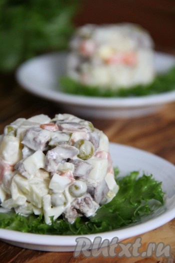 Перед подачей заправить "Оливье" майонезом. Это блюдо можно подать порционно или в большом салатнике. Вот такой вкусный и нежный салат&nbsp;с свиным сердцем получился.