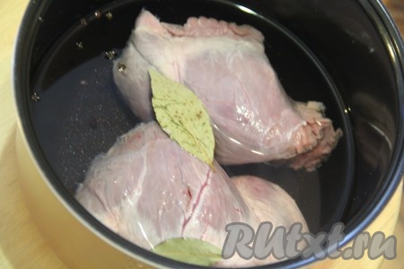 Залить сердце холодной водой, чтобы мясо было полностью в воде, поставить на огонь, довести до кипения, пену можно снять, уменьшить огонь, добавить лавровый лист и горошины чёрного перца, варить в течение 2 часов. Я готовила сердце с лавровым листом и перцем 2 часа в мультиварке, залив мясо водой, на режиме "Тушение".
