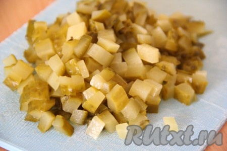 Солёные огурцы нарезать на средние кубики. Кстати, можно использовать маринованные огурцы, тоже будет вкусно.
