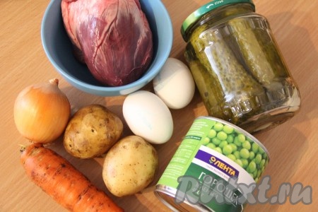 Подготовить продукты для приготовления "Оливье" с свиным сердцем.