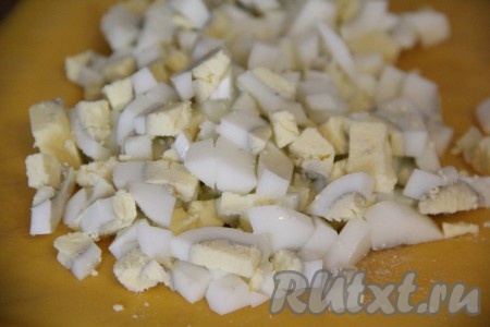 Яйца нарезать на средние кубики.