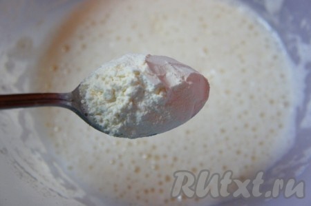 Добавить 3 столовых ложки муки от общей массы, тщательно перемешать. Накрыть миску полотенцем и убрать получившуюся опару в тёплое место на 10-20 минут.