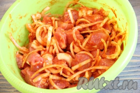 Тщательно перемешать свинину с луком и томатным соусом. Оставить мясо мариноваться на 2-4 часа в прохладном месте. Если оставляете мясо на ночь, лучше поставить его в холодильник.