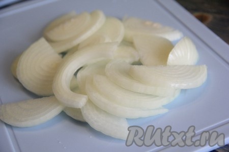 Очищенный лук нарезать полукольцами.