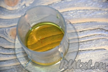 Шафран откинуть на ситечко, чтобы стекла окрашенная вода. Эту окрашенную воду мы и будем использовать для замешивания теста.