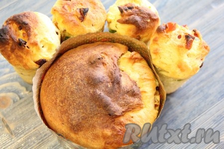  Готовые куличи достать из духовки. Дать им немного остыть. Если выпекали куличи не в бумажных формах, тогда их нужно вынуть из форм. Дать куличам полностью остыть.