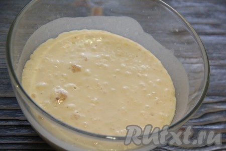 По прошествии 20-30 минут опара увеличится в объёме и запузырится.