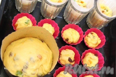 Затем тесто обмять и разложить по формам, заполняя их на 1/2 объёма. Оставить формы, прикрыв полотенцем, в тепле на 1 час.