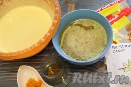 Яичные желтки переложить в миску, взбить с сахаром с помощью венчика до однородности.