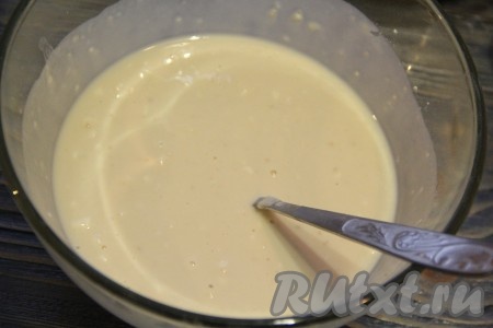  В объёмной миске соединить тёплое молоко, дрожжи и 150 грамм муки, тщательно перемешать и оставить опару в тепле на 20-30 минут.