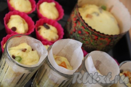 Куличи поднимутся и заполнят объём форм на 2/3. Поставить формы с тестом в разогретую до 180 градусов духовку и выпекать куличи до готовности. В зависимости от размера форм на выпечку потребуется от 25 до 50 минут. Для того чтобы проверить готовность куличей с кардамоном, проколите их сверху сухой деревянной зубочисткой, если после этого зубочистка останется сухой, значит выпечка готова.&nbsp;