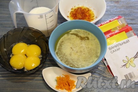 Сливочное масло растопить и слегка остудить. Апельсин хорошо вымыть, а затем снять с него цедру. Я для приготовления куличей взяла 1 чайную ложку цедры. Снимая оранжевую цедру, старайтесь не затрагивать, находящийся под ней белый слой.