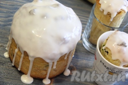 Покрыть остывшие куличи глазурью (я украсила покупной марципановой глазурью).