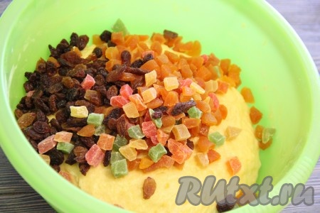  Всыпать в тесто изюм, курагу и цукаты.