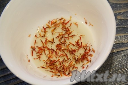 Сразу же в небольшую ёмкость выложить шафран, залить 30 миллилитрами тёплой воды и отставить в сторону. Пусть он также, как и опара, постоит минут 20-30.