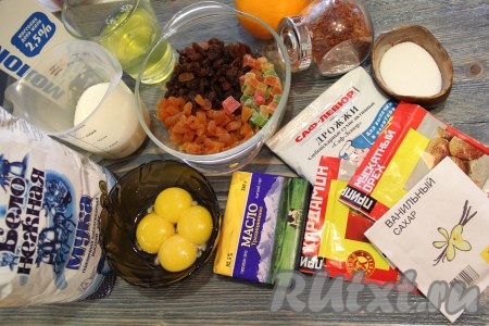 Подготовить продукты для приготовления кулича с  кардамоном и шафраном. Курагу и изюм выложить в небольшую ёмкость, залить полностью кипятком, оставить на 5 минут, затем переложить на бумажное (или тканевое) полотенце и обсушить. Курагу нарезать на кусочки.