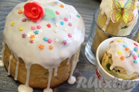 Сразу поверх глазури разместить цветную кондитерскую посыпку, я ещё украсила куличи вафельными цветочками.