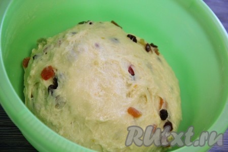 Хорошо вымесить тесто, чтобы сухофрукты равномерно распределились в тесте. Оставить тесто на 1 час в тепле, накрыв миску полотенцем.