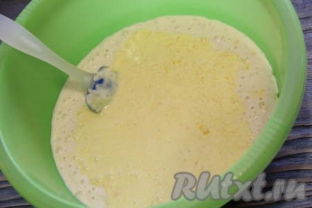  Затем добавить опару и растопленное не горячее масло, перемешать силиконовой лопаткой.