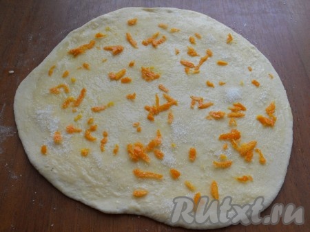 Оставшиеся две лепешки также смазать растопленным сливочным маслом, посыпать сахаром и цедрой апельсина.
