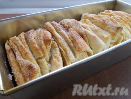 Выпекать булочки в предварительно разогретой до 170-180 градусов духовке около 30 минут (смотрите по своей духовке) - до румяной корочки.
