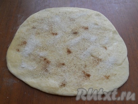 Две смазанные маслом лепешки посыпать сахаром и корицей.
