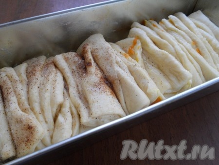 Накрыть форму пищевой пленкой и оставить тесто для расстойки на 1 час. Тесто должно увеличиться вдвое.
