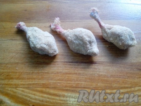 Панируем, обмакивая каждое крылышко: мука, яйцо, сухари, яйцо, сухари. И обжариваем во фритюре или, как я дома, в большом количестве масла.
