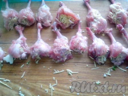 Маринованные крылья фаршируем смесью сыра, масла и зелени.
