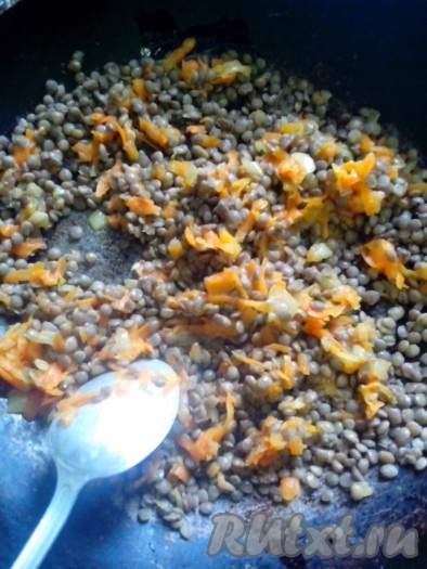 На гарнир отварил чечевицу, добавил в нее немного обжаренной моркови с луком.
