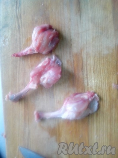 Верхнюю часть крылышка отрезаем. И аккуратно зачищаем кожей и мясом во внутрь. Солим, перчим, сбрызгиваем соком апельсина, даем промариноваться пару часиков.
