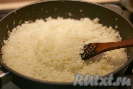 Капусту мелко режем, удобно это сделать в кухонном комбайне, если капуста сочная, то обязательно убираем сок (отжимаем капусту). Солим, перчим и обжариваем под крышкой на небольшом количестве подсолнечного масла, примерно минут 10, иногда помешивая. Следим, чтобы капуста не подгорала и не румянилась.