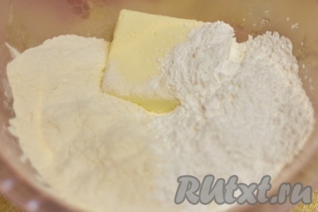 Для приготовления крошки берем муку, сахарную пудру и сливочное масло комнатной температуры
