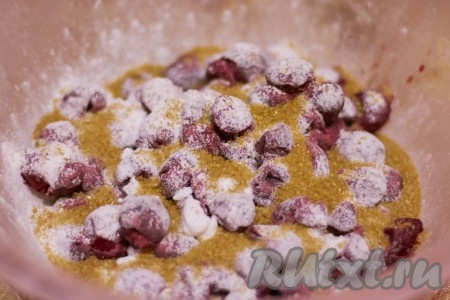 Готовим начинку. Если используете замороженную вишню, нужно обязательно дать стечь соку. К вишне добавляем крахмал и сахар, аккуратно перемешиваем.
